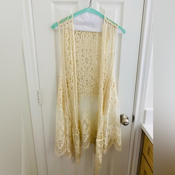 Western Cream Lace Open Vest - Picture 2 of 7